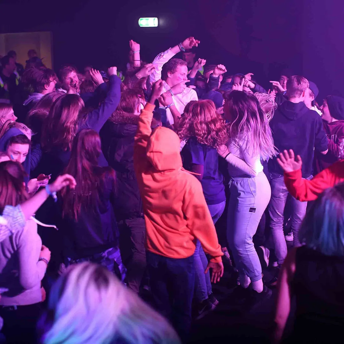 Ungdommer på konsert